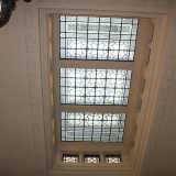 Sulla nostra testa ci incantano poi le vetrate dei velari a soffitto di ispirazione neo liberty: ai due lati presentano disegni geometrici e stilizzati